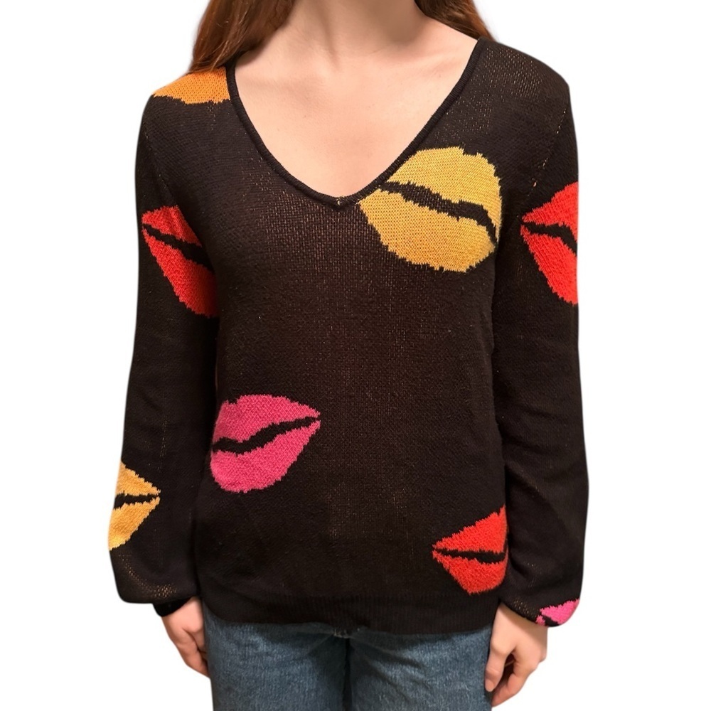 ANDREE BY UNIT women’s Black deep V-Neck luscious lips print Sweater. Size Small